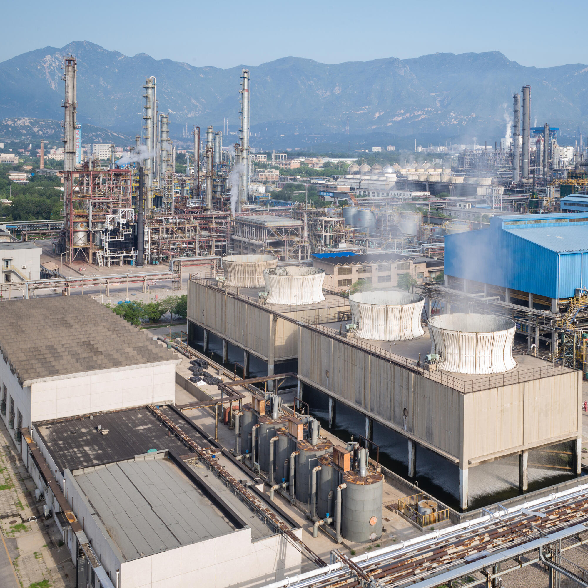 Representación de una planta de tratamiento de aguas residuales con tecnologías sostenibles para optimizar costes y cumplir los objetivos ambientales de 2030.